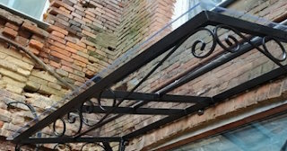Угловые козырьки для частных домов и входов в Мурманске - НавесыМрм от 1767 рублей